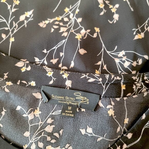 Suzanne Betro Scoop Neck Short Sleeve Ruffle Black Floral Blouse in Size M - Picture 4 of 4